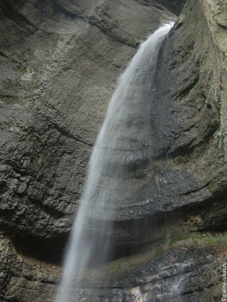 Мокренькая красавица у водопада