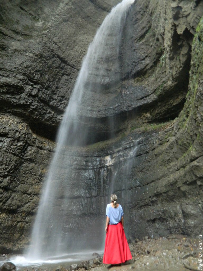 Мокренькая красавица у водопада