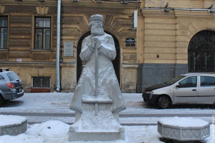 Памятник Дворнику. Пл. Островского. Санкт-Петербург