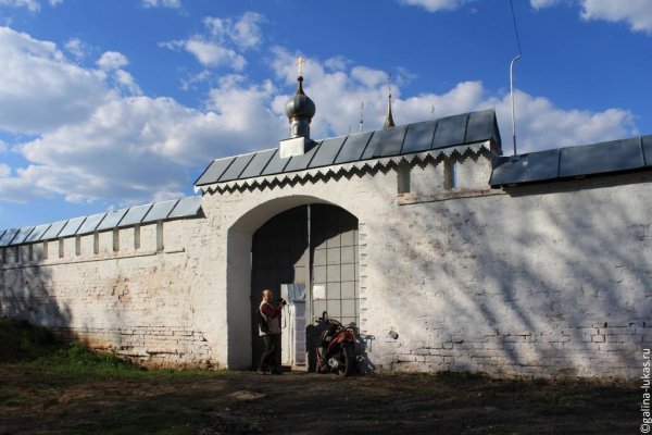 Ограда и ворота Никольского монастыря