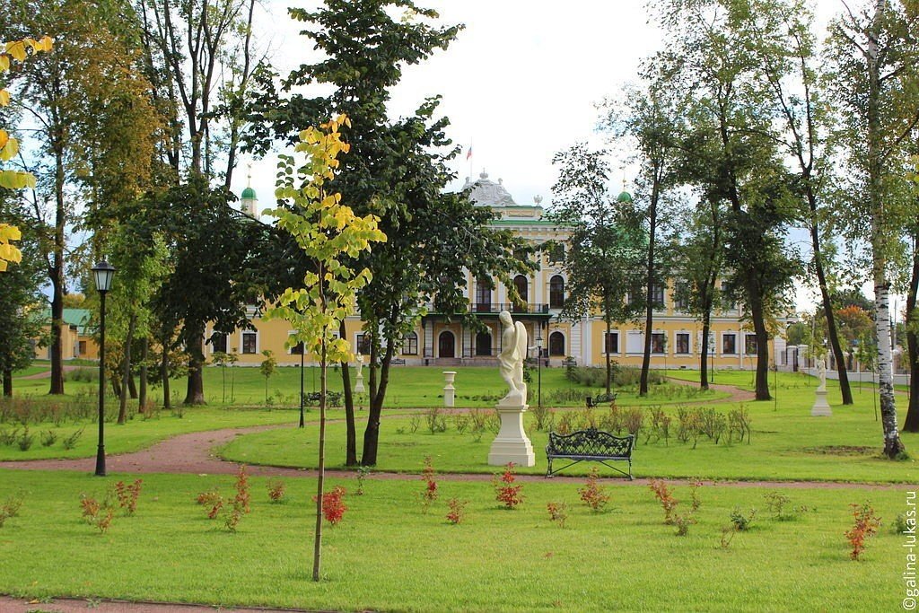 Тверь куда. Парк Императорский путевой дворец. Парк около путевого дворца Тверь. Да сад достопримечательности в Твери.