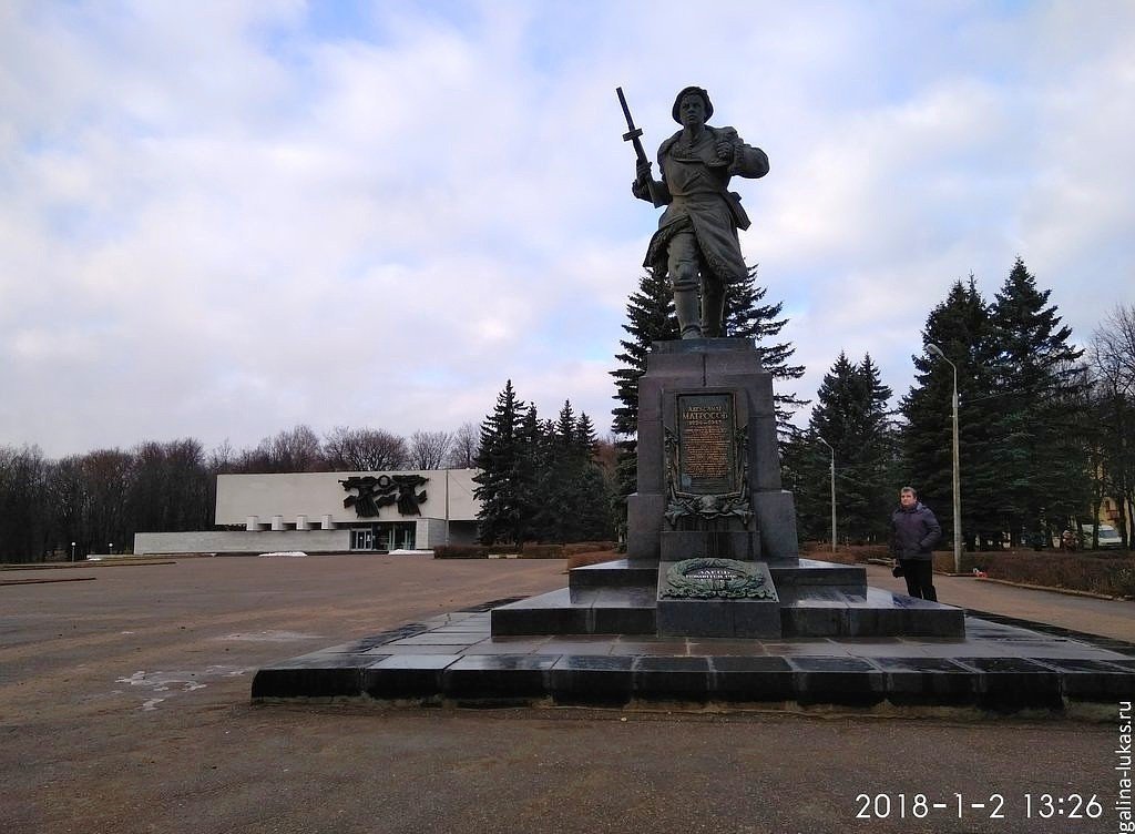 Памятник матросову великие луки фото
