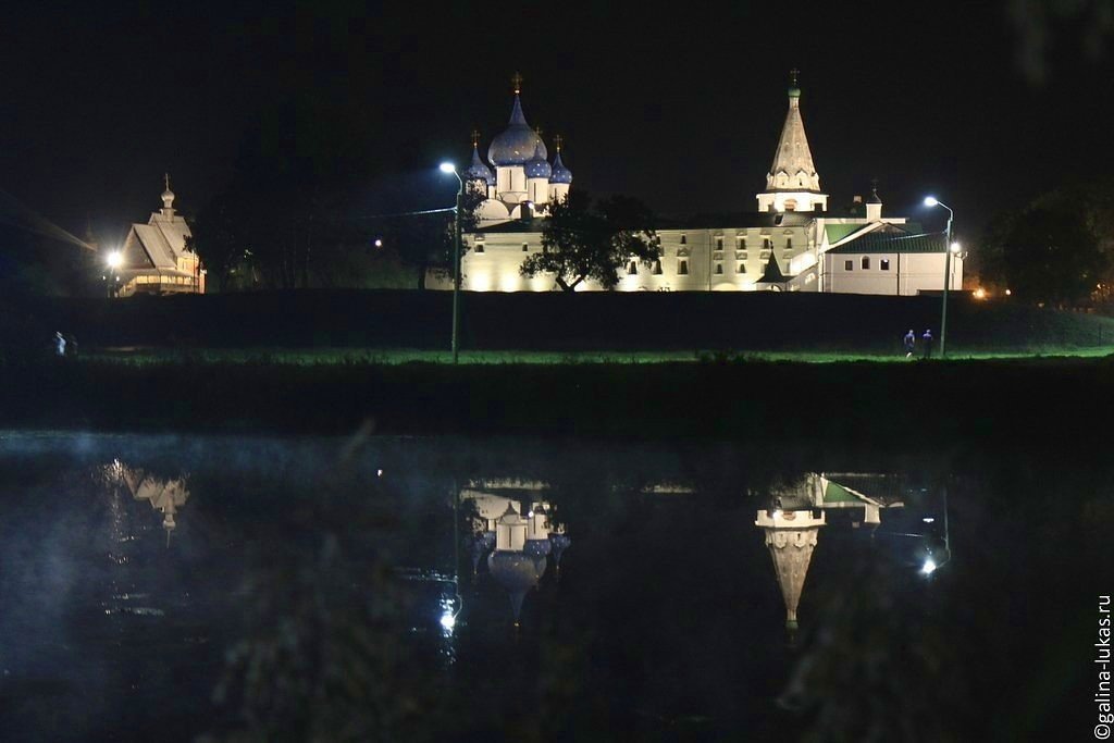 Ночной вид на Суздальский кремль с берега Каменки