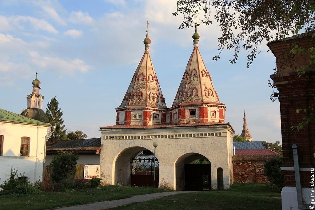 Святые ворота Ризоположенский монастырь Суздаль